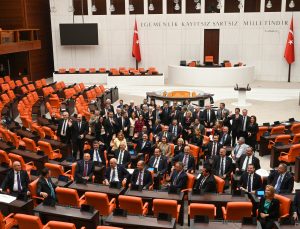 CHP’li vekiller, Yargıtay’ın AYM kararını Meclis’te protesto ediyor