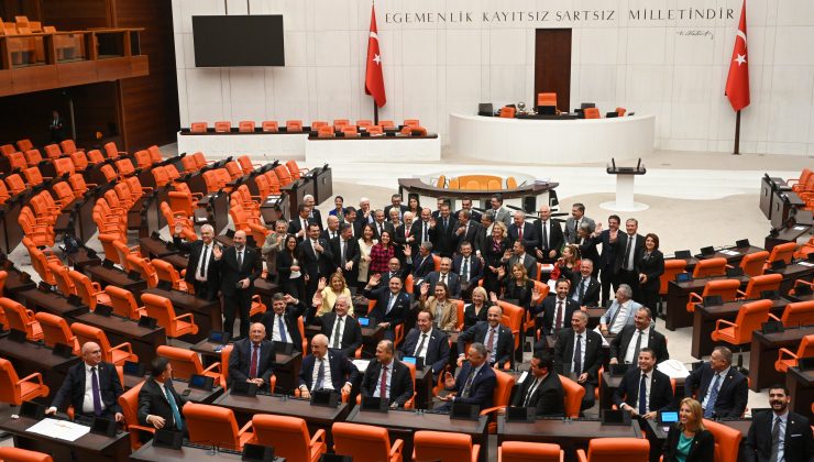 CHP’li vekiller, Yargıtay’ın AYM kararını Meclis’te protesto ediyor