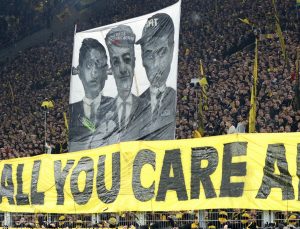 Borussia Dortmund taraftarlarından “DEV” protesto
