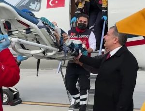 Sağlık Bakanı Koca, Türkiye’ye getirilen yaralı Gazzeli çocukları karşıladı