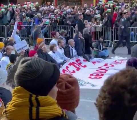 NY’de Şükran günü yürüyüşünde Filistin protestosu