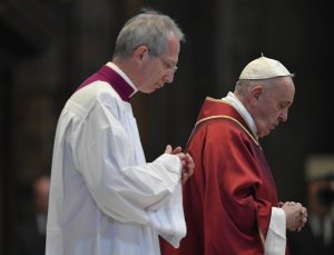 Vatikan’dan devrim gibi karar: Eşcinsel çiftlerin kilisede kutsanmasına izin