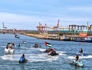 Avustralya’da Filistin yanlısı grup, İsrail’e ait kargo gemisinin limana demirlemesini engelledi