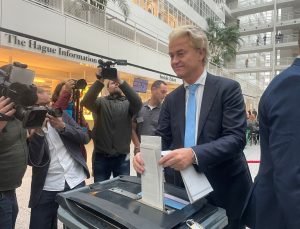 Hollanda’da sandık çıkış anketlerine göre ırkçı lider Wilders’in partisi önde