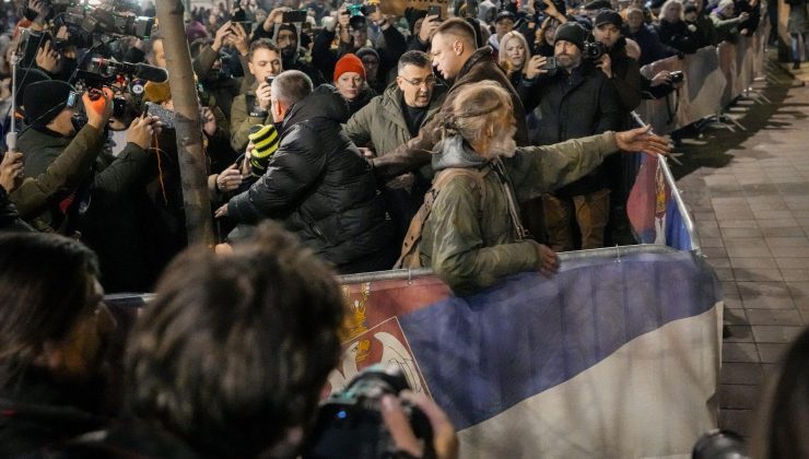 Sırbistan’da muhalefetten seçimlere protesto