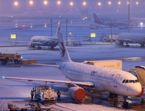 Çin’de yoğun kar yağışı nedeniyle binlerce uçak seferi iptal edildi