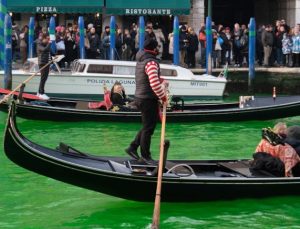 İklim aktivistleri Büyük Kanal’ı yeşile boyadı