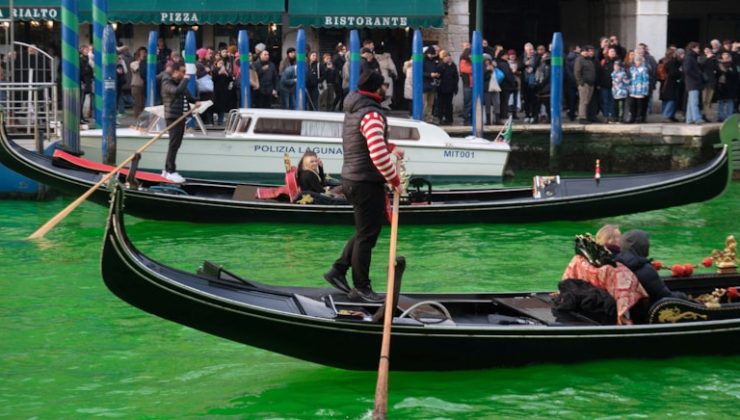 İklim aktivistleri Büyük Kanal’ı yeşile boyadı