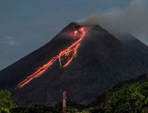 Endonezya’da yanardağ patlaması: 11 dağcı öldü, kayıp 12 dağcıyı arama çalışmaları durduruldu