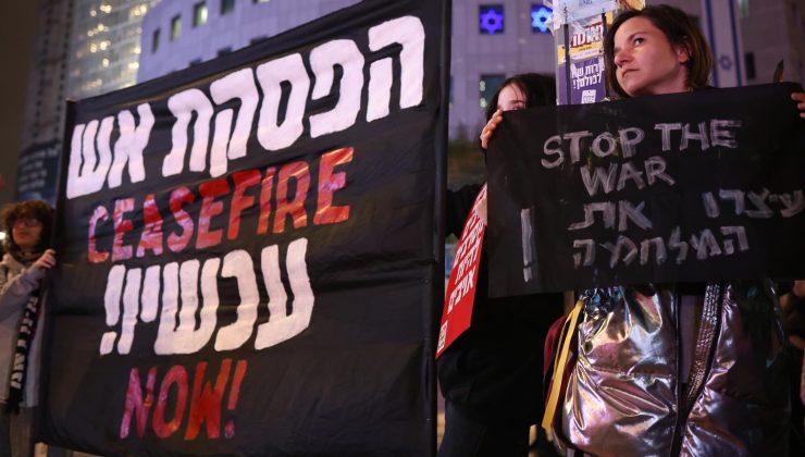 Tel Aviv’de bir grup İsrailli aktivist Gazze’ye yönelik saldırıları protesto etti