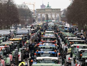 Berlin’de çiftçiler traktörlerle Brandeburg kapısına dayandı