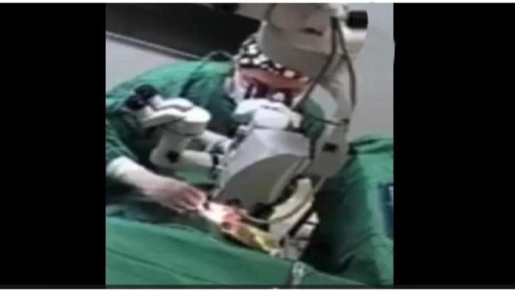 Çin’de doktorun ameliyat sırasında hastaya yumruk attığı anlar ortaya çıktı