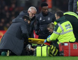 Premier Lig’de korkutan olay: Luton Town kaptanı Tom Lockyer maç sırasında yere yığıldı