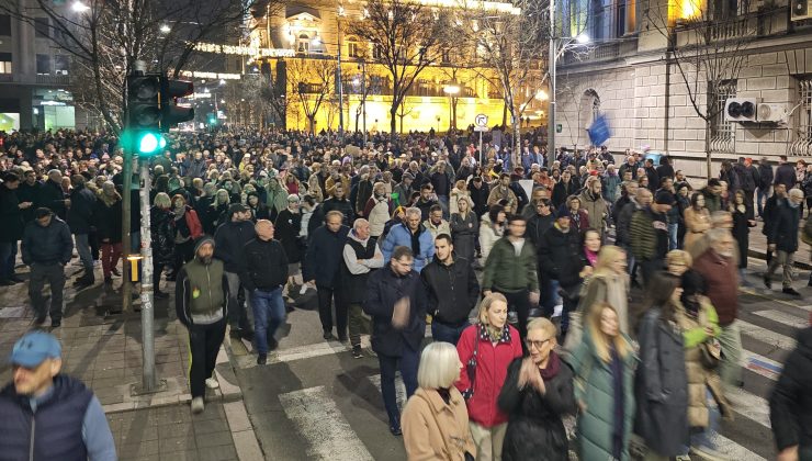 Sırbistan’da halk sokağa döküldü