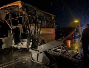 İki belediye otobüsü ile karavan çarpıştı: 14 yaralı!