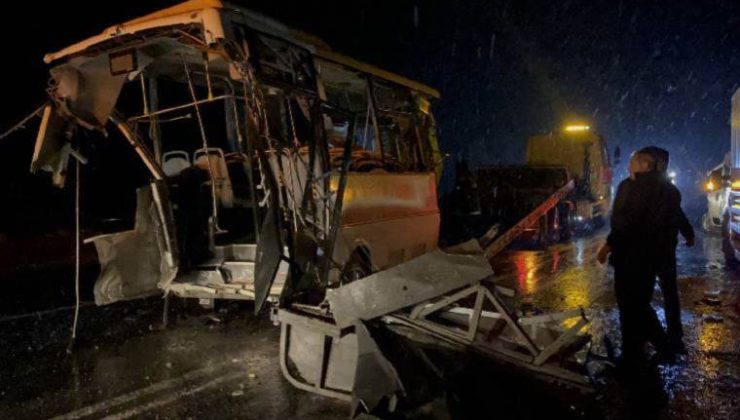 İki belediye otobüsü ile karavan çarpıştı: 14 yaralı!