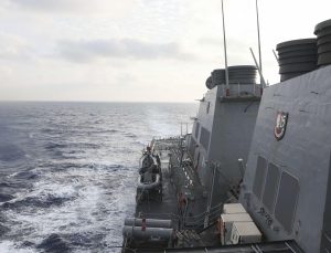Hindistan, Aden Körfezi’nde dronla vurulan gemiye yardım ettiğini açıkladı