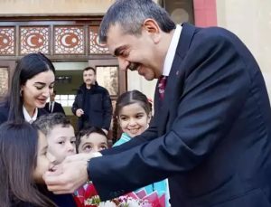 Bakan Tekin, Bakü Türk Anadolu Lisesi’ni ziyaret etti