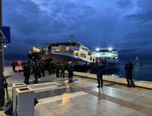 İzmir’de bir yolcu vapuru karaya çarptı