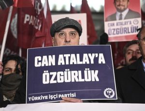 Türkiye İşçi Partisi üyeleri Can Atalay’ın milletvekilliğinin düşürülmesini protesto etti