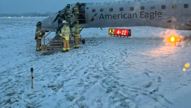 ABD’de karlı havada iniş yapan uçak pistte kaydı