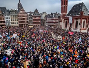 Almanya’da mülteci karşıtı AfD partisini 50 bin kişi protesto etti