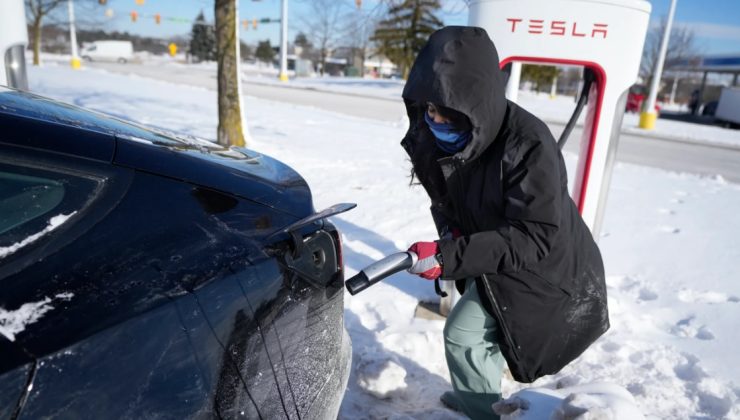 ABD’de elektrikli araçlar dondurucu soğuklarla birlikte yollarda kaldı