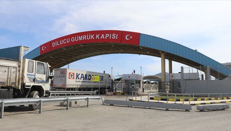 Türkiye sınırında 13 kilometrelik kuyruk oluştu