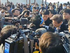 Güney Kore muhalif lideri boynundan bıçaklandı