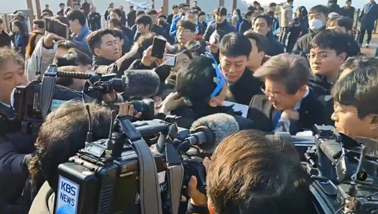 Güney Kore muhalif lideri boynundan bıçaklandı