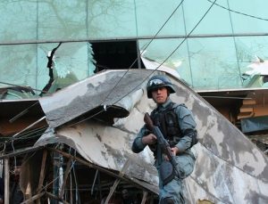 Afganistan’da alışveriş merkezindeki el bombalı saldırıda 2 kişi öldü