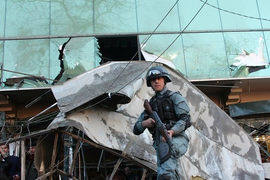 Afganistan’da alışveriş merkezindeki el bombalı saldırıda 2 kişi öldü