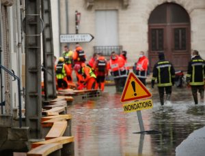 Fransa’da sel nedeniyle 10 binden fazla hane elektriksiz kaldı