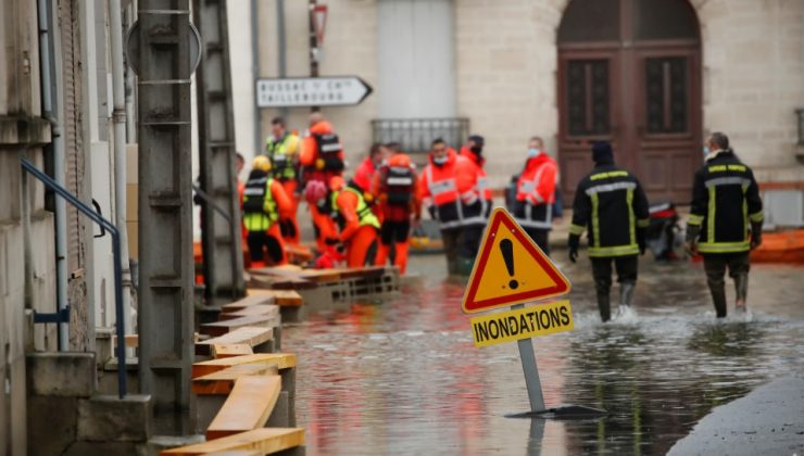 Fransa’da sel nedeniyle 10 binden fazla hane elektriksiz kaldı