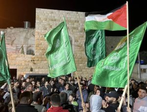 Hamas liderlerinden Aruri’nin öldürülmesi Batı Şeria’da protesto ediliyor
