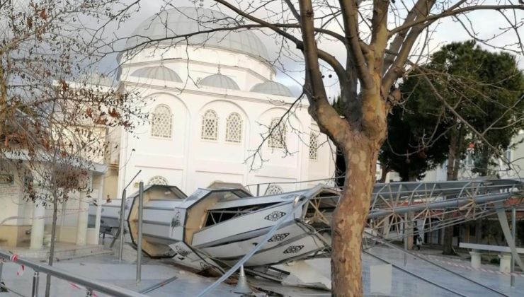 İzmir’de fırtına minareyi yıktı