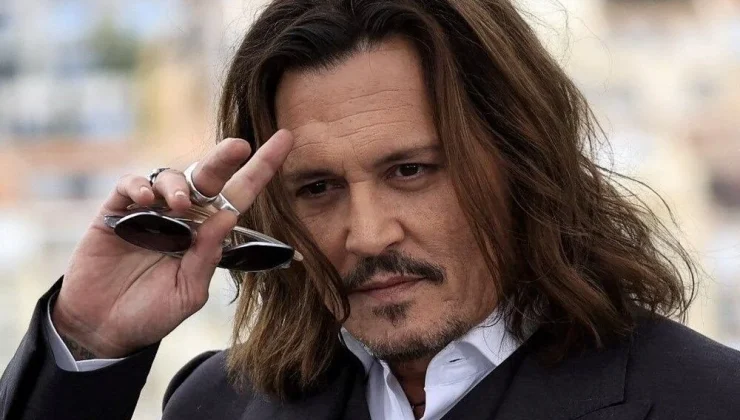 Johnny Depp yönetmen koltuğuna oturuyor