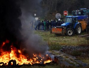 Fransa’da çiftçiler otoyola döktükleri ithal meyveleri ateşe verdi