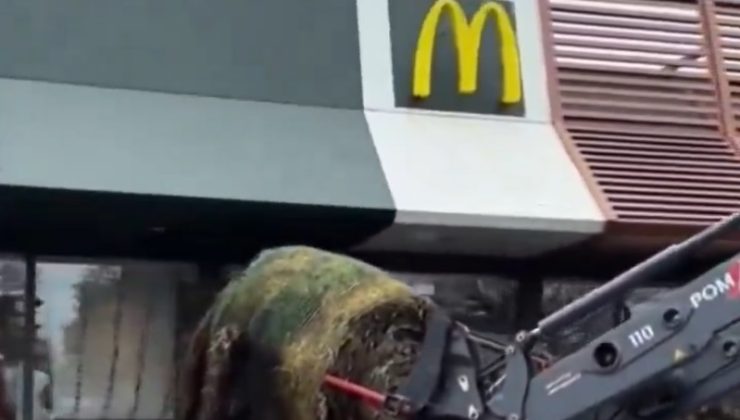 Fransız çiftçilerden McDonalds’a gübre protestosu