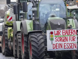 Alman çiftçiler, hükümetin vergi politikasına karşı traktör ve tırlarla Berlin’de meydanları kapattı
