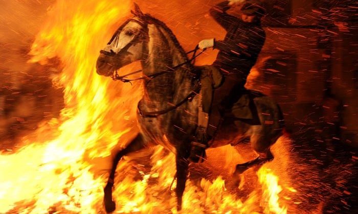 İspanya’da “kötülükleri kovmak için” atlar ateş üzerinden atlatıldı
