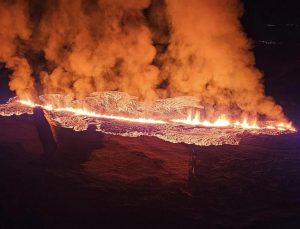 İzlanda’da yeni bir yanardağ patladı, lavlar kasabaya akıyor