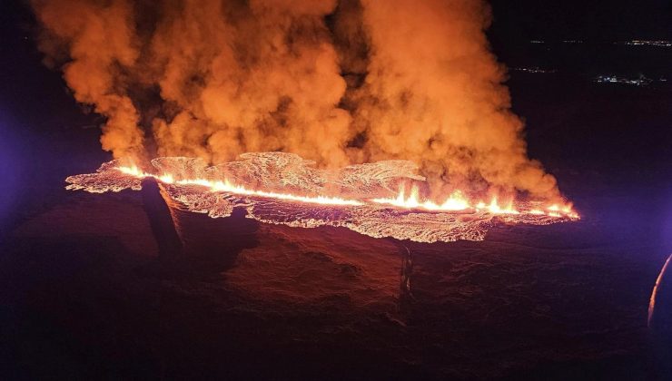 İzlanda’da yeni bir yanardağ patladı, lavlar kasabaya akıyor
