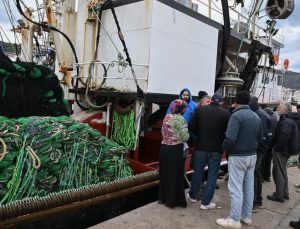 İzmir’de batan balıkçı teknesindeki bir kişinin daha cansız bedenine ulaşıldı