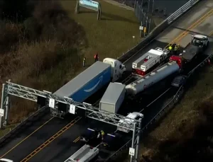 Chesapeake Körfezi Köprüsü’nde 25 araç birbirine girdi, köprü kapandı