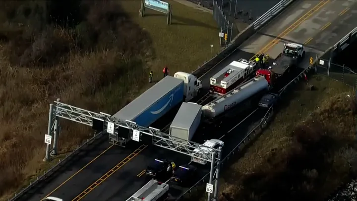 Chesapeake Körfezi Köprüsü’nde 25 araç birbirine girdi, köprü kapandı