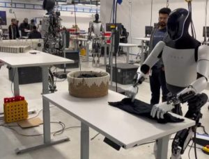 Musk’ın robotları tişört katlıyor
