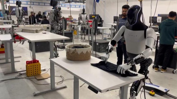 Musk’ın robotları tişört katlıyor