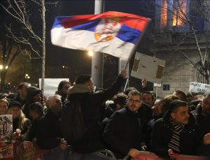 Sırbistan’da seçim sonuçlarına itiraz eden göstericiler yeniden toplandı