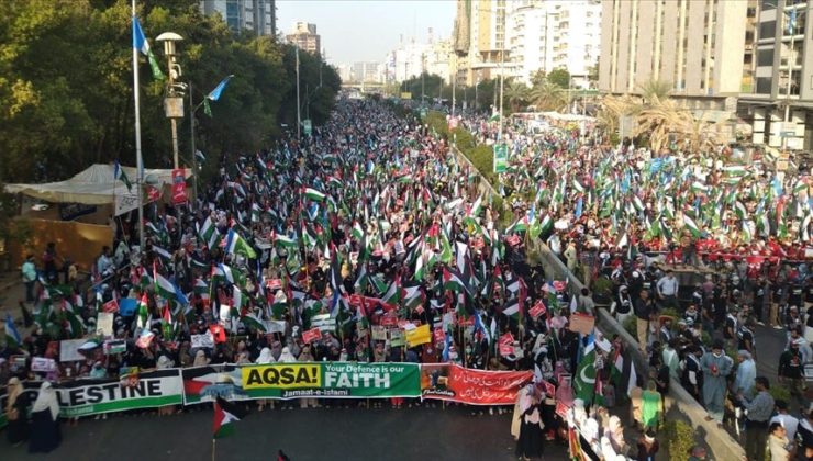 Pakistan’da binlerce kişi Filistin halkı ile dayanışma için yürüdü